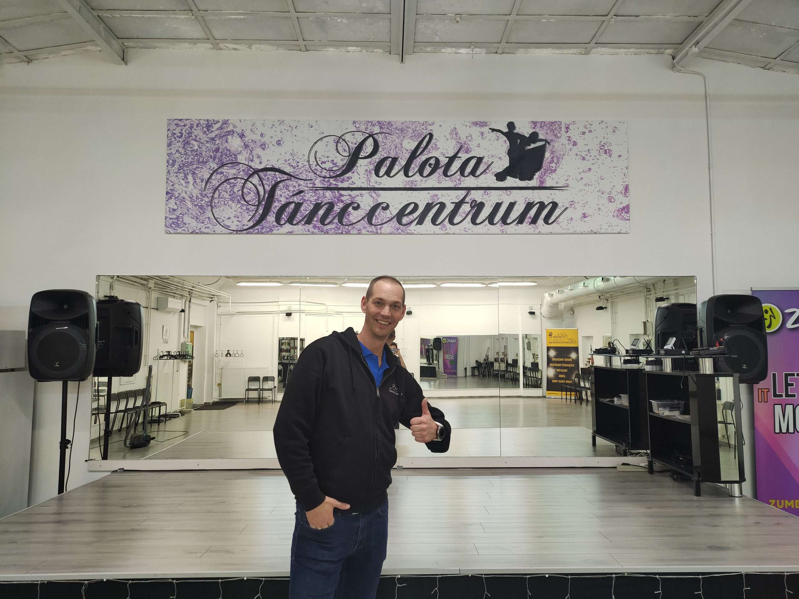 Felkért minket a Palota Tánccentrum, hogy készítsünk nekik egyedi óriás faldekorációt.